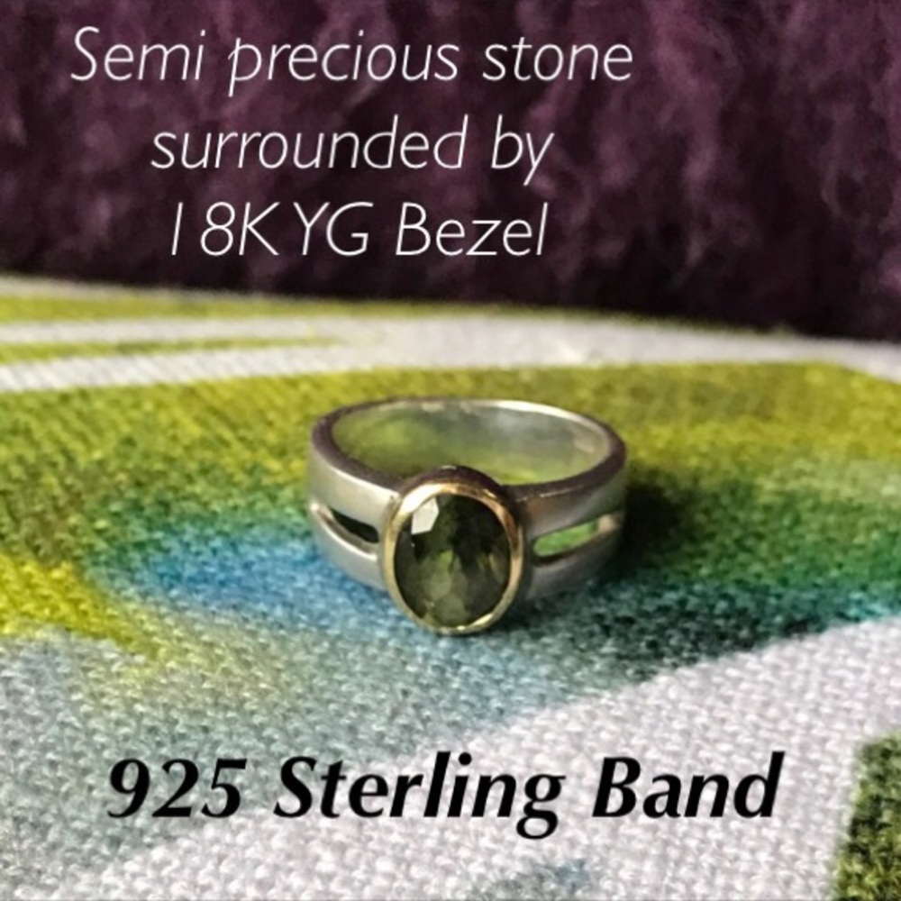 Contemporary Ring Olivine stone 18K